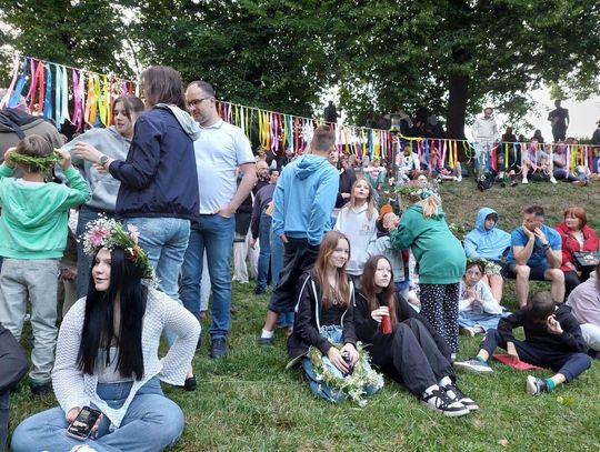 Magiczna Noc Świętojańska w Zamościu – taniec, ogień i śpiew przyciągnęły tłumy do Parku Miejskiego