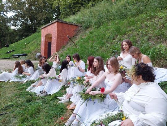 Magiczna Noc Świętojańska w Zamościu – taniec, ogień i śpiew przyciągnęły tłumy do Parku Miejskiego