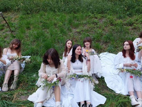 Magiczna Noc Świętojańska w Zamościu – taniec, ogień i śpiew przyciągnęły tłumy do Parku Miejskiego