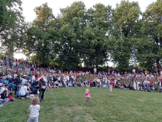 Magiczna Noc Świętojańska w Zamościu – taniec, ogień i śpiew przyciągnęły tłumy do Parku Miejskiego