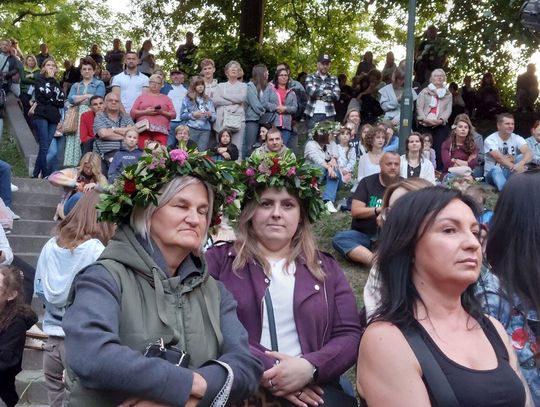 Magiczna Noc Świętojańska w Zamościu – taniec, ogień i śpiew przyciągnęły tłumy do Parku Miejskiego