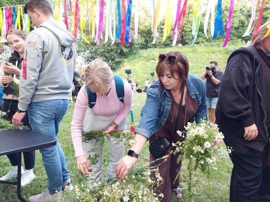 Magiczna Noc Świętojańska w Zamościu – taniec, ogień i śpiew przyciągnęły tłumy do Parku Miejskiego Magiczna Noc Świętojańska w Zamościu – taniec, ogień i śpiew przyciągnęły tłumy do Parku Miejskiego