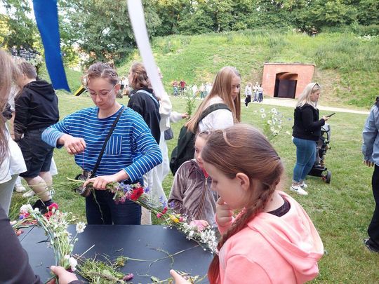 Magiczna Noc Świętojańska w Zamościu – taniec, ogień i śpiew przyciągnęły tłumy do Parku Miejskiego Magiczna Noc Świętojańska w Zamościu – taniec, ogień i śpiew przyciągnęły tłumy do Parku Miejskiego