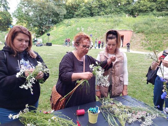 Magiczna Noc Świętojańska w Zamościu – taniec, ogień i śpiew przyciągnęły tłumy do Parku Miejskiego Magiczna Noc Świętojańska w Zamościu – taniec, ogień i śpiew przyciągnęły tłumy do Parku Miejskiego