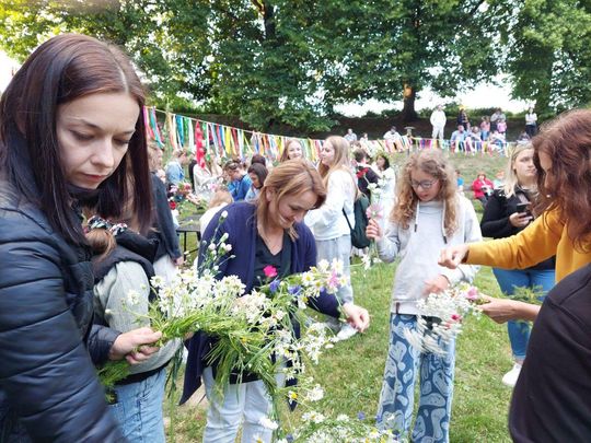 Magiczna Noc Świętojańska w Zamościu – taniec, ogień i śpiew przyciągnęły tłumy do Parku Miejskiego Magiczna Noc Świętojańska w Zamościu – taniec, ogień i śpiew przyciągnęły tłumy do Parku Miejskiego