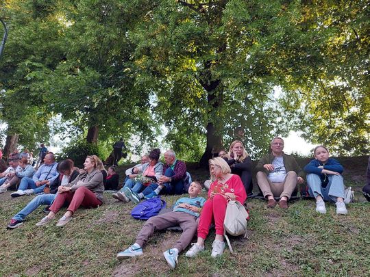 Magiczna Noc Świętojańska w Zamościu – taniec, ogień i śpiew przyciągnęły tłumy do Parku Miejskiego