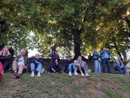 Magiczna Noc Świętojańska w Zamościu – taniec, ogień i śpiew przyciągnęły tłumy do Parku Miejskiego