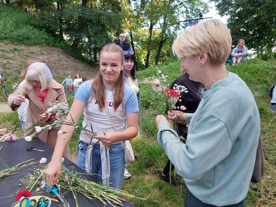 Magiczna Noc Świętojańska w Zamościu – taniec, ogień i śpiew przyciągnęły tłumy do Parku Miejskiego Magiczna Noc Świętojańska w Zamościu – taniec, ogień i śpiew przyciągnęły tłumy do Parku Miejskiego