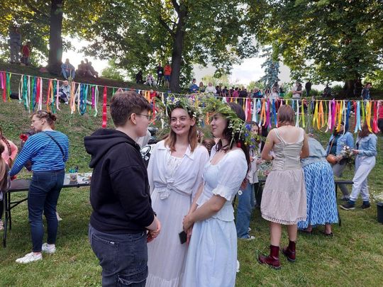 Magiczna Noc Świętojańska w Zamościu – taniec, ogień i śpiew przyciągnęły tłumy do Parku Miejskiego