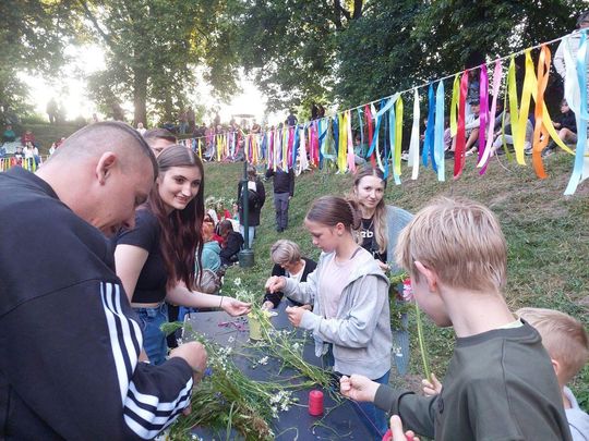 Magiczna Noc Świętojańska w Zamościu – taniec, ogień i śpiew przyciągnęły tłumy do Parku Miejskiego