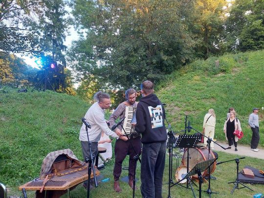 Magiczna Noc Świętojańska w Zamościu – taniec, ogień i śpiew przyciągnęły tłumy do Parku Miejskiego