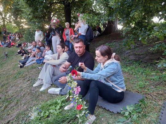 Magiczna Noc Świętojańska w Zamościu – taniec, ogień i śpiew przyciągnęły tłumy do Parku Miejskiego