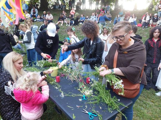 Magiczna Noc Świętojańska w Zamościu – taniec, ogień i śpiew przyciągnęły tłumy do Parku Miejskiego