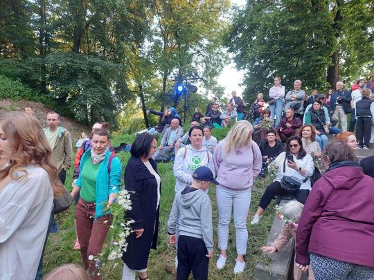 Magiczna Noc Świętojańska w Zamościu – taniec, ogień i śpiew przyciągnęły tłumy do Parku Miejskiego