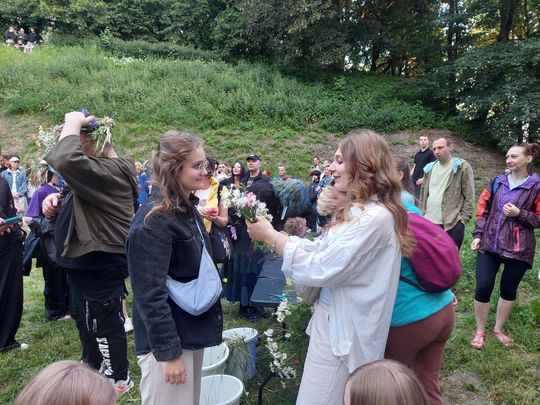 Magiczna Noc Świętojańska w Zamościu – taniec, ogień i śpiew przyciągnęły tłumy do Parku Miejskiego