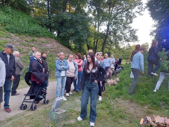 Magiczna Noc Świętojańska w Zamościu – taniec, ogień i śpiew przyciągnęły tłumy do Parku Miejskiego