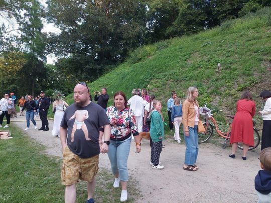 Magiczna Noc Świętojańska w Zamościu – taniec, ogień i śpiew przyciągnęły tłumy do Parku Miejskiego