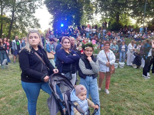 Magiczna Noc Świętojańska w Zamościu – taniec, ogień i śpiew przyciągnęły tłumy do Parku Miejskiego