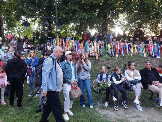 Magiczna Noc Świętojańska w Zamościu – taniec, ogień i śpiew przyciągnęły tłumy do Parku Miejskiego Magiczna Noc Świętojańska w Zamościu – taniec, ogień i śpiew przyciągnęły tłumy do Parku Miejskiego