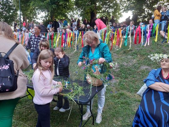 Magiczna Noc Świętojańska w Zamościu – taniec, ogień i śpiew przyciągnęły tłumy do Parku Miejskiego Magiczna Noc Świętojańska w Zamościu – taniec, ogień i śpiew przyciągnęły tłumy do Parku Miejskiego