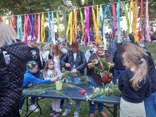 Magiczna Noc Świętojańska w Zamościu – taniec, ogień i śpiew przyciągnęły tłumy do Parku Miejskiego