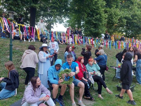 Magiczna Noc Świętojańska w Zamościu – taniec, ogień i śpiew przyciągnęły tłumy do Parku Miejskiego