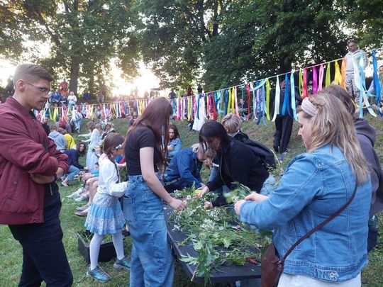 Magiczna Noc Świętojańska w Zamościu – taniec, ogień i śpiew przyciągnęły tłumy do Parku Miejskiego