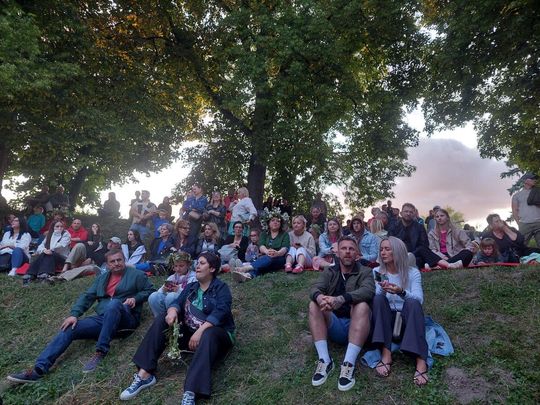 Magiczna Noc Świętojańska w Zamościu – taniec, ogień i śpiew przyciągnęły tłumy do Parku Miejskiego Magiczna Noc Świętojańska w Zamościu – taniec, ogień i śpiew przyciągnęły tłumy do Parku Miejskiego