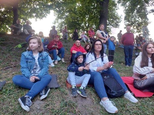 Magiczna Noc Świętojańska w Zamościu – taniec, ogień i śpiew przyciągnęły tłumy do Parku Miejskiego