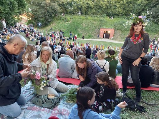 Magiczna Noc Świętojańska w Zamościu – taniec, ogień i śpiew przyciągnęły tłumy do Parku Miejskiego Magiczna Noc Świętojańska w Zamościu – taniec, ogień i śpiew przyciągnęły tłumy do Parku Miejskiego