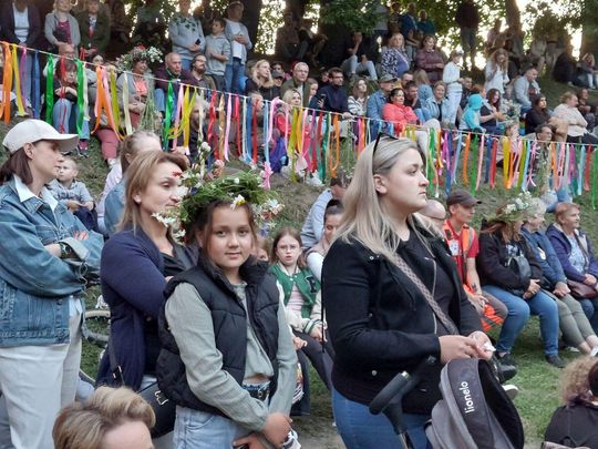 Magiczna Noc Świętojańska w Zamościu – taniec, ogień i śpiew przyciągnęły tłumy do Parku Miejskiego