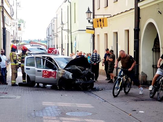 Na zamojskiej starówce spłonął samochód