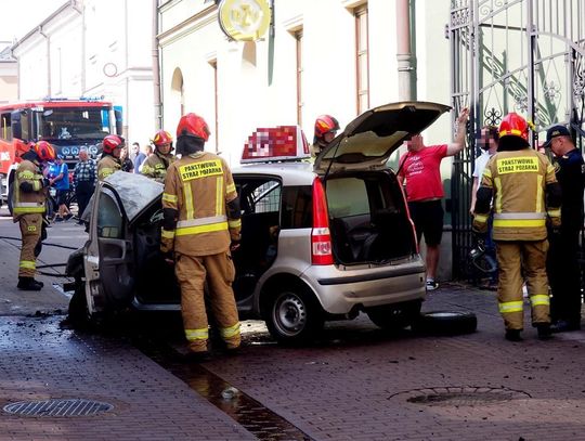Na zamojskiej starówce spłonął samochód [ZDJĘCIA]