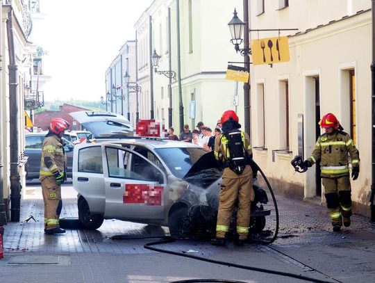 Na zamojskiej starówce spłonął samochód