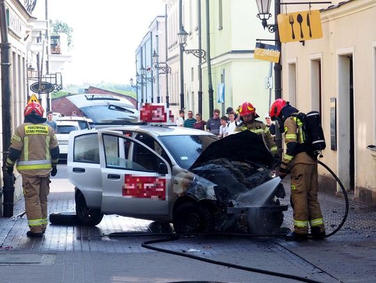 Na zamojskiej starówce spłonął samochód