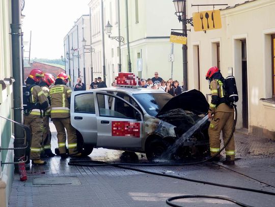 Na zamojskiej starówce spłonął samochód