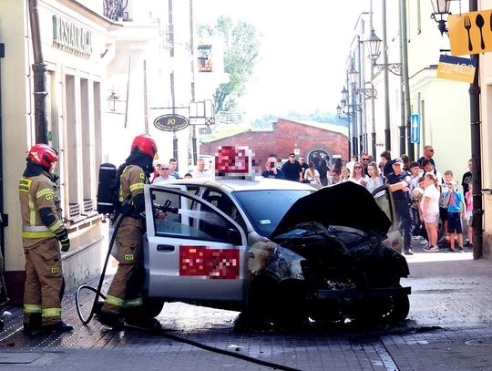 Na zamojskiej starówce spłonął samochód