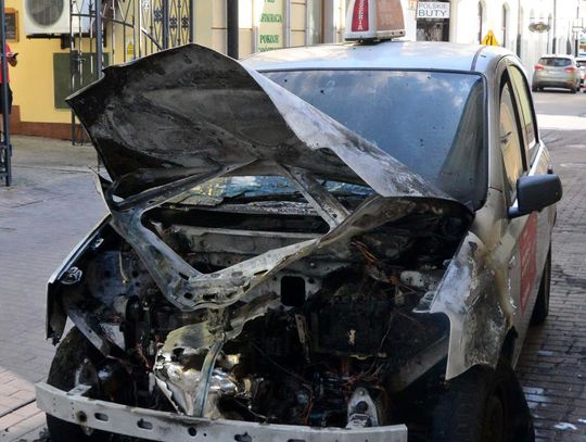 Na zamojskiej starówce spłonął samochód