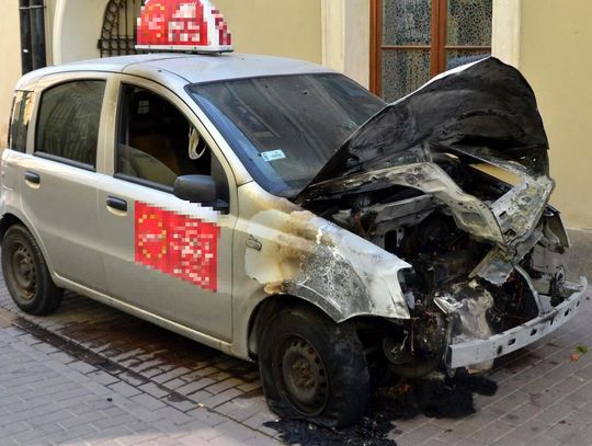 Na zamojskiej starówce spłonął samochód