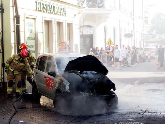 Na zamojskiej starówce spłonął samochód