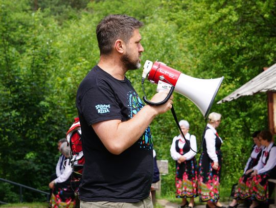 Śpiewający rajd pieszy pod nazwą „Z Szumów nad Morze”