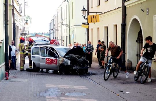Na zamojskiej starówce spłonął samochód