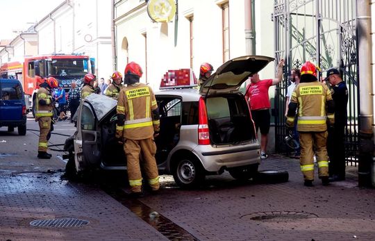 Na zamojskiej starówce spłonął samochód Na zamojskiej starówce spłonął samochód