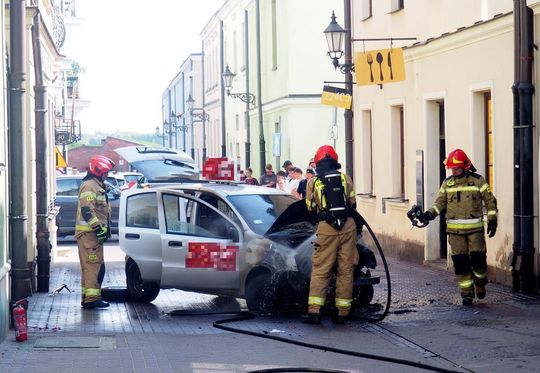 Na zamojskiej starówce spłonął samochód