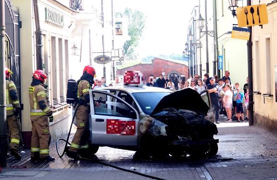 Na zamojskiej starówce spłonął samochód Na zamojskiej starówce spłonął samochód
