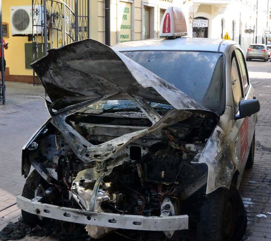 Na zamojskiej starówce spłonął samochód