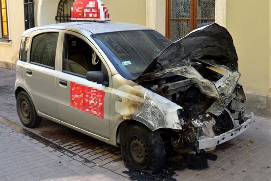 Na zamojskiej starówce spłonął samochód Na zamojskiej starówce spłonął samochód