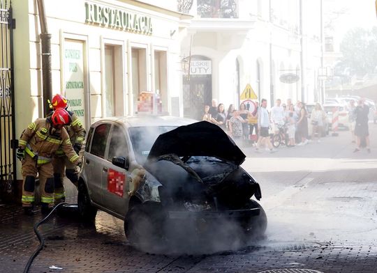 Na zamojskiej starówce spłonął samochód Na zamojskiej starówce spłonął samochód