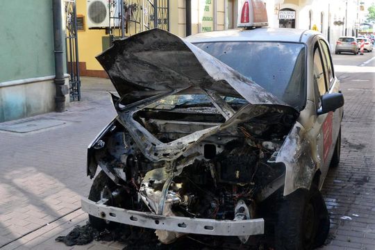 Na zamojskiej starówce spłonął samochód