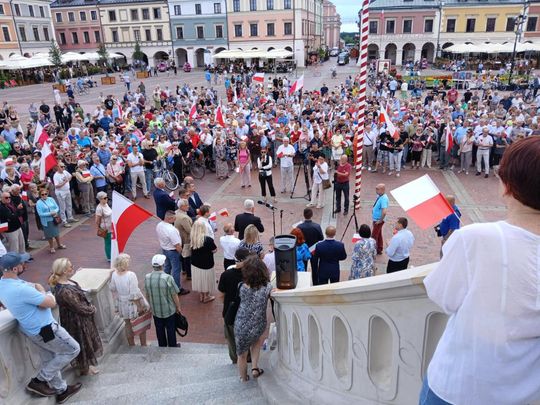 Zamość: Pikieta antyimigracyjna na Rynku Wielkim - galeria zdjęć Zamość: Pikieta antyimigracyjna na Rynku Wielkim - galeria zdjęć